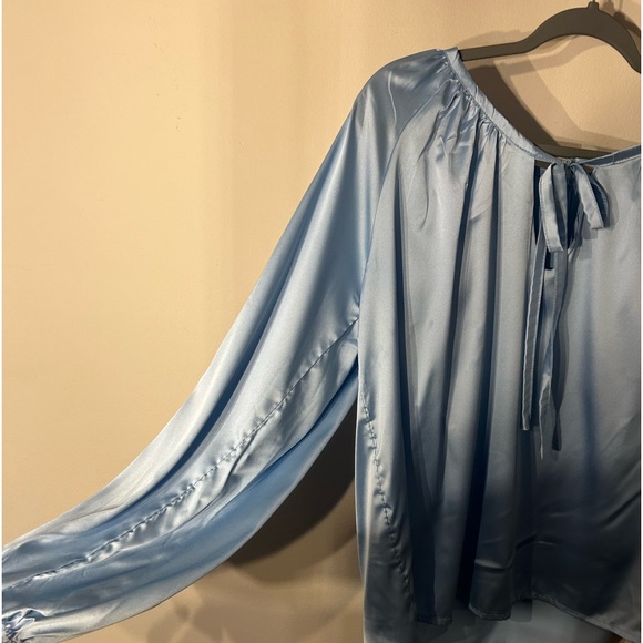 Lila & Kiko Blue Satin Dolman Sleeve Top with Bow. Size Large. - Picture 4 of 10